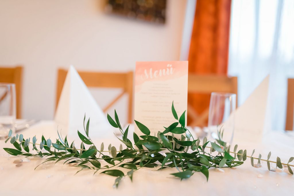 Svadobny fotografka sobas nevesta karnunt uprsana