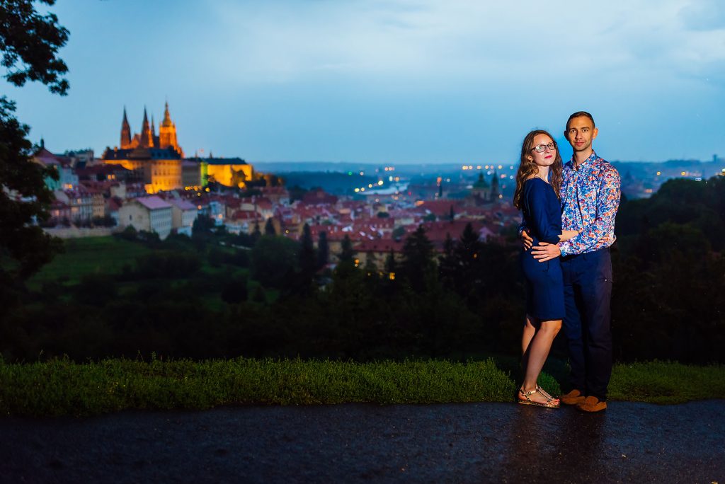 Kreativny fotograf rande engagement sady romanticka