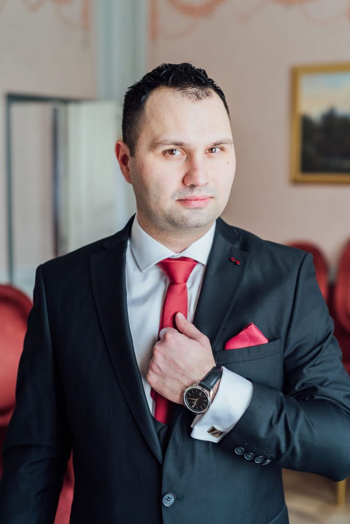 Kreativny fotograf svadobne zenich kastiel februar
