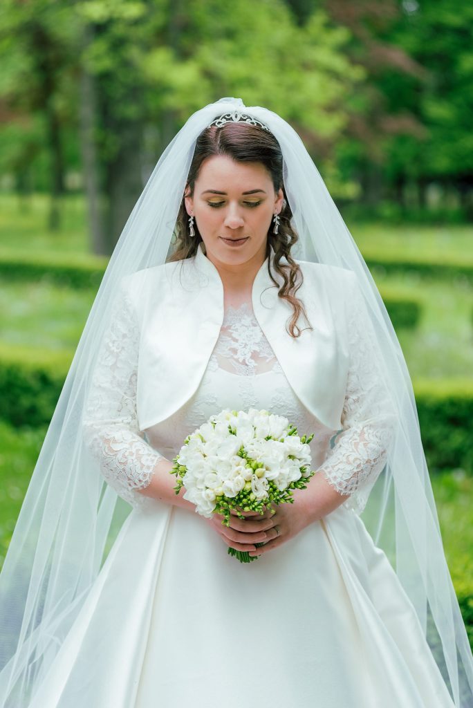 Svadobny fotograf obrad zenich ziar nad hronom
