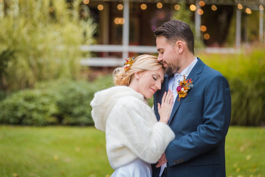 Svadobny fotograf svadobne bride v parku