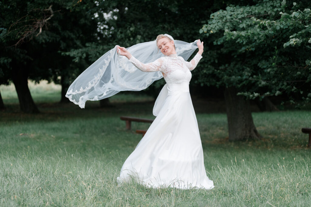 Svadobny fotograf zenich nevesta cepecenie